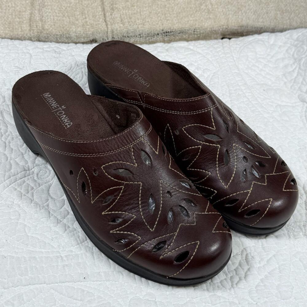 Minnetonka Women 10 Brown Floral Cutout Leather Mule Clog Slip On Casual Shoes
